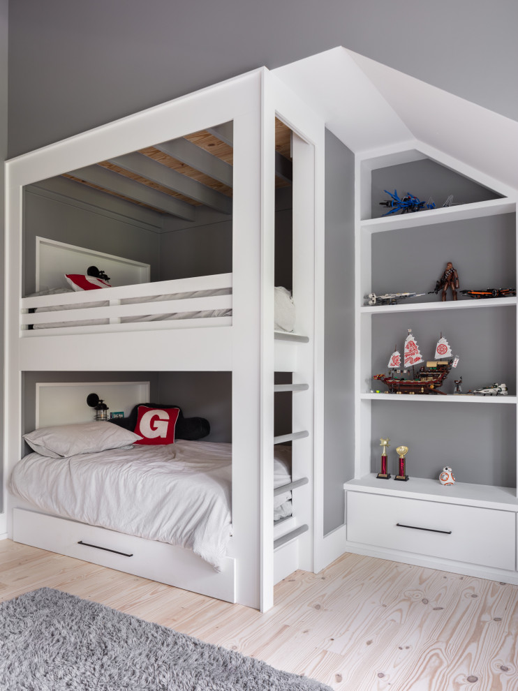 Пример оригинального дизайна: нейтральная детская среднего размера в стиле кантри с белыми стенами, паркетным полом среднего тона, коричневым полом, сводчатым потолком и спальным местом