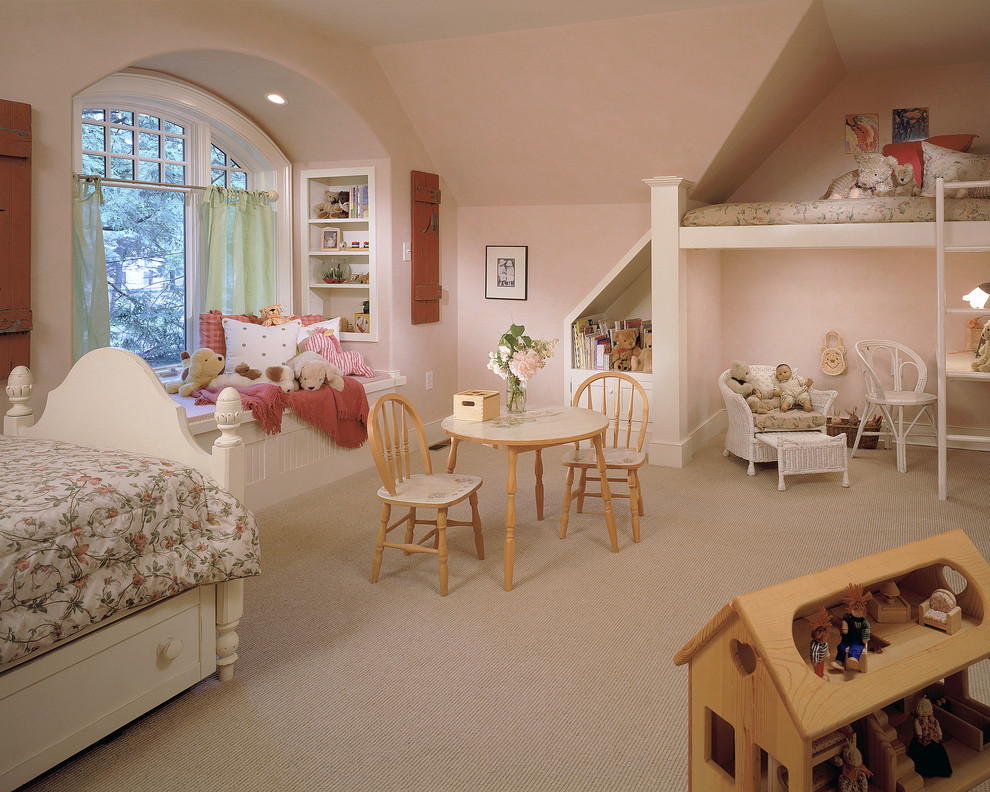 Cette image montre une salle de jeux d'enfant traditionnelle avec un lit mezzanine.