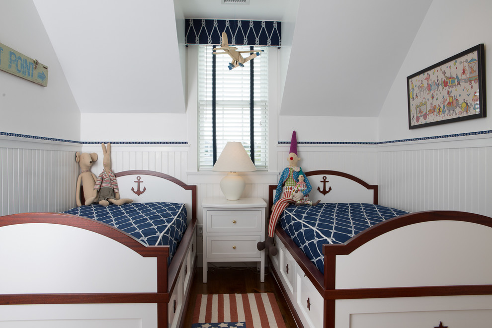 Diseño de dormitorio infantil costero de tamaño medio con paredes blancas y suelo de madera en tonos medios