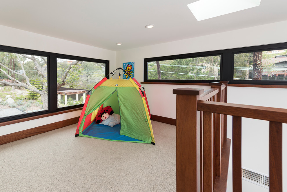 Cette image montre une chambre d'enfant de 4 à 10 ans minimaliste de taille moyenne avec un mur blanc, moquette et un sol beige.