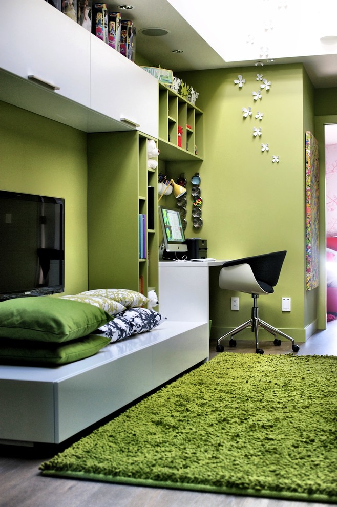 Cette image montre une chambre d'enfant design avec un bureau, un mur vert et parquet foncé.
