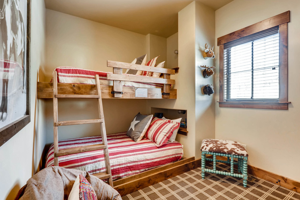 Exemple d'une petite chambre d'enfant de 4 à 10 ans montagne avec un mur beige, moquette, un sol marron et un lit superposé.