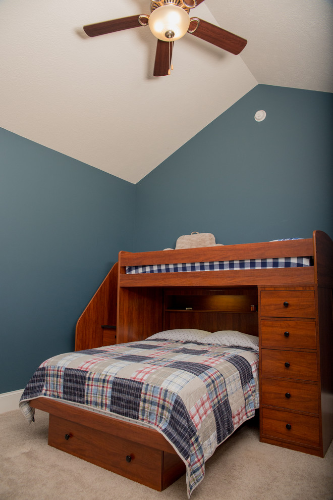Esempio di una cameretta per bambini chic con pareti blu e moquette
