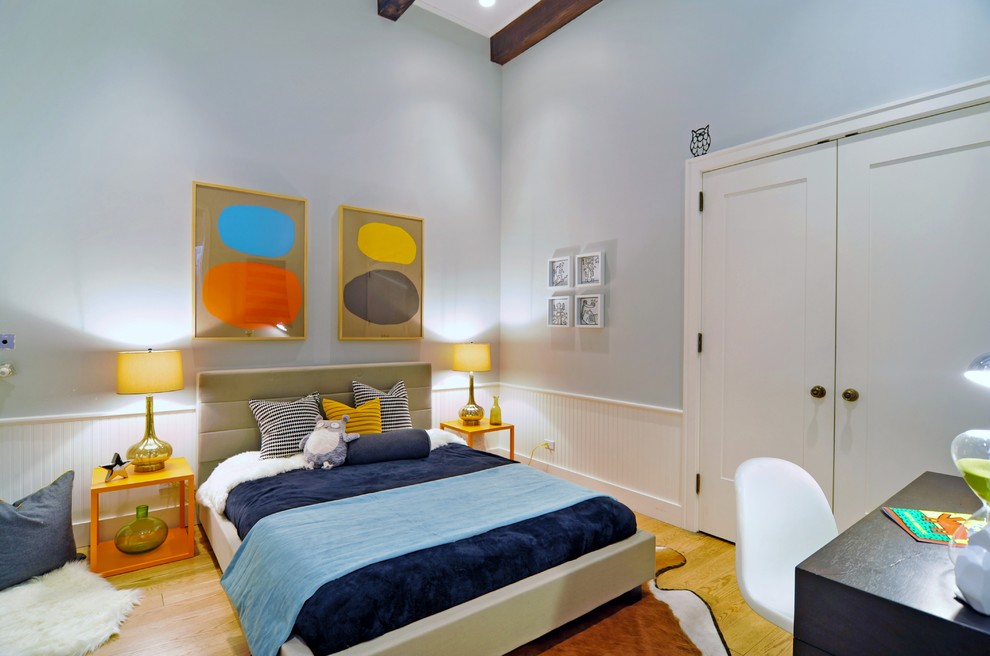 Modernes Kinderzimmer mit Schlafplatz, grauer Wandfarbe und braunem Holzboden in New York