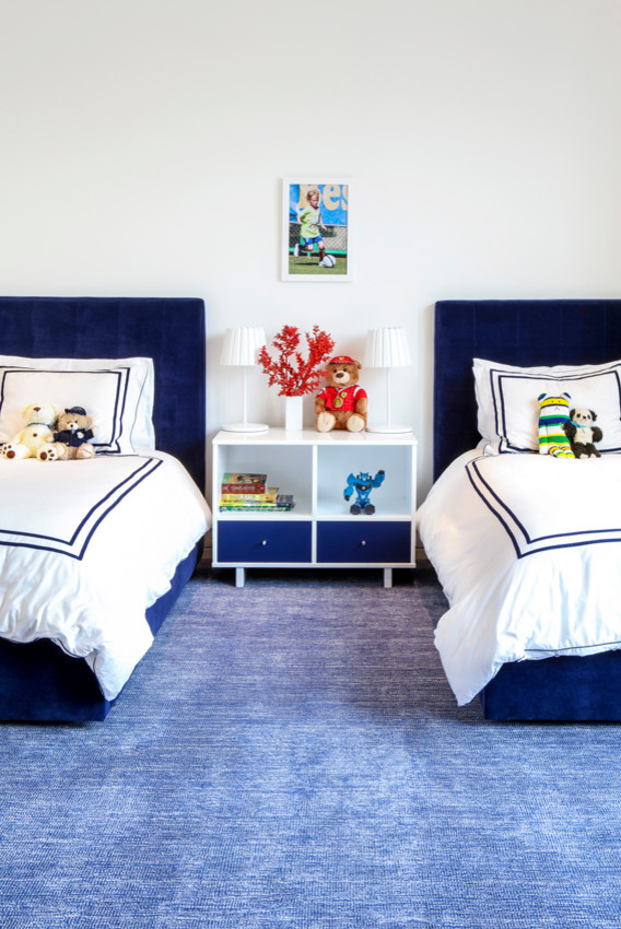 Inspiration för stora moderna pojkrum kombinerat med sovrum och för 4-10-åringar, med vita väggar, heltäckningsmatta och blått golv