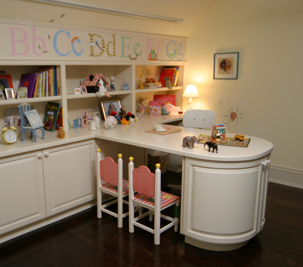 Idée de décoration pour une chambre de fille tradition avec un bureau, un mur jaune et parquet foncé.