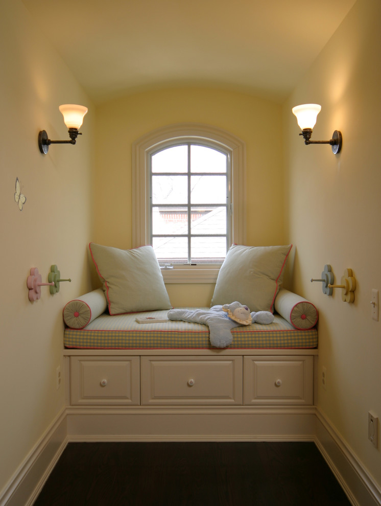 Inspiration pour une petite chambre d'enfant traditionnelle avec un mur jaune et parquet foncé.