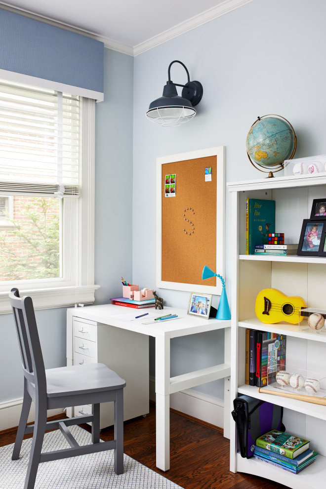Ejemplo de habitación infantil unisex de 4 a 10 años clásica renovada de tamaño medio con escritorio, paredes azules y suelo de madera en tonos medios