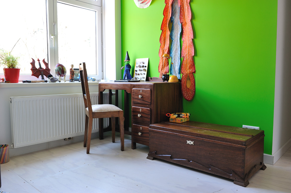 Diseño de habitación de niño de 4 a 10 años ecléctica con escritorio y paredes verdes