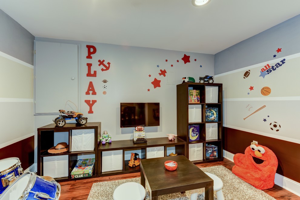 Kleines Klassisches Jungszimmer mit Spielecke, bunten Wänden und braunem Holzboden in Philadelphia