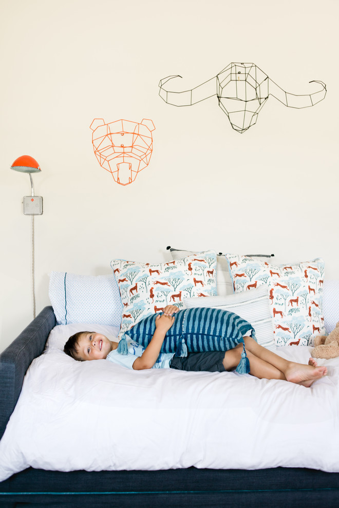 Design ideas for a beach style kids' bedroom in Los Angeles.