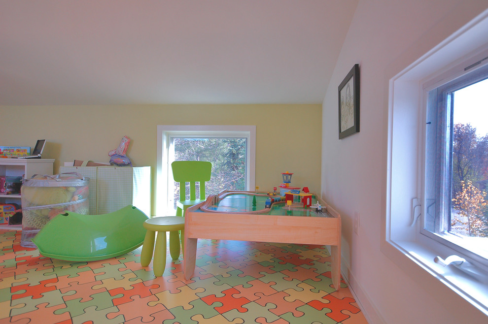 Foto på ett litet funkis könsneutralt barnrum kombinerat med lekrum och för 4-10-åringar, med korkgolv och flerfärgade väggar