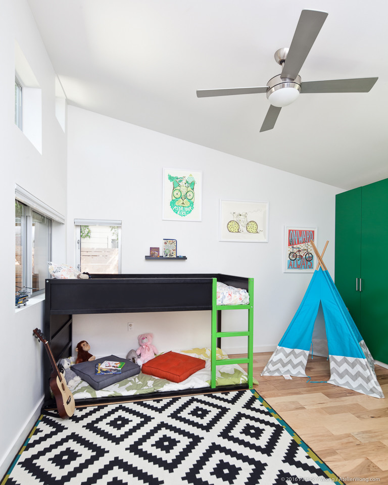 Neutrales Modernes Kinderzimmer mit Schlafplatz, weißer Wandfarbe und hellem Holzboden in Austin