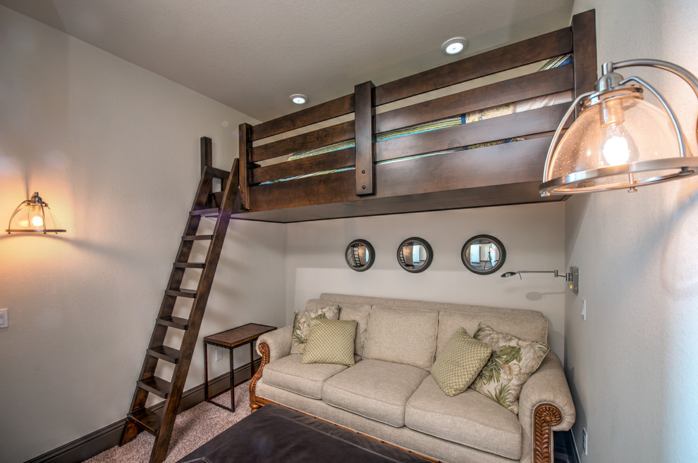 Ispirazione per una piccola cameretta da letto da 4 a 10 anni tropicale con pareti beige, moquette e pavimento marrone