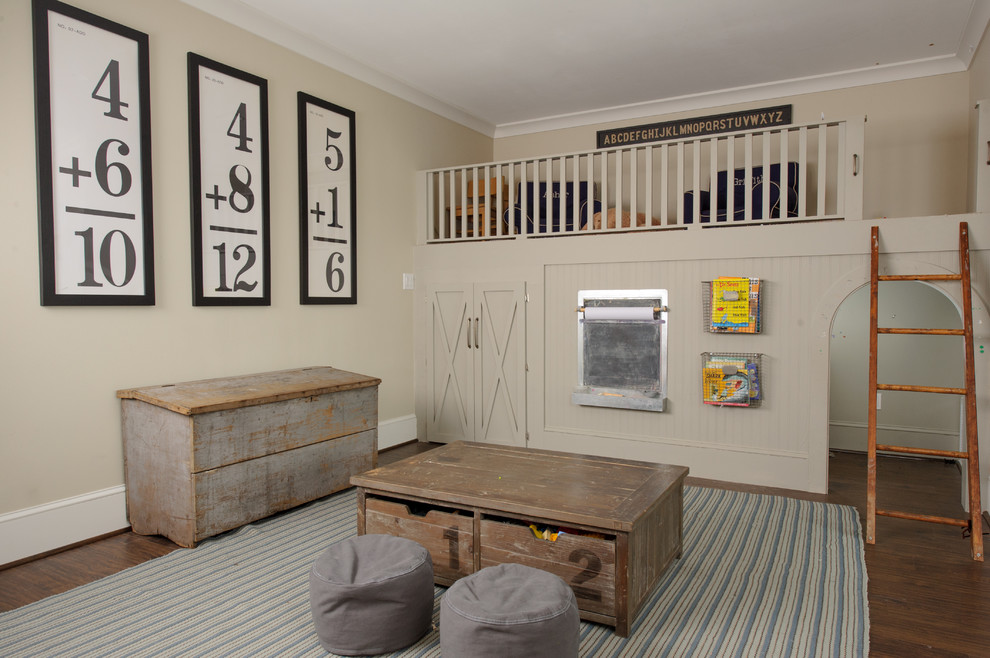 Inspiration för ett vintage könsneutralt barnrum kombinerat med lekrum, med beige väggar och mellanmörkt trägolv