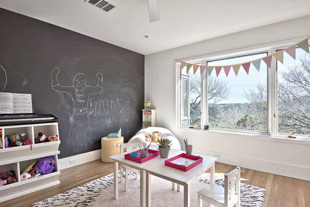 Modelo de dormitorio infantil de 4 a 10 años escandinavo con paredes blancas, suelo de madera clara y suelo beige