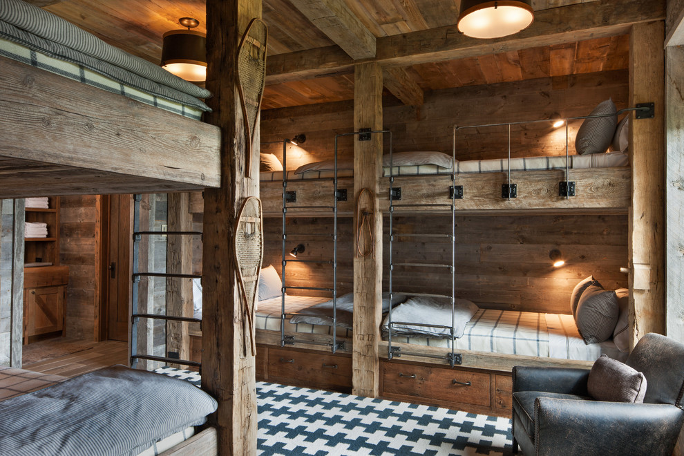 Mittelgroßes, Neutrales Uriges Kinderzimmer mit Schlafplatz, brauner Wandfarbe, braunem Holzboden und braunem Boden in Sonstige