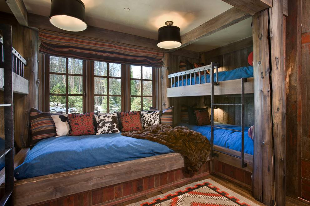 Inspiration för ett rustikt könsneutralt barnrum kombinerat med sovrum, med mellanmörkt trägolv