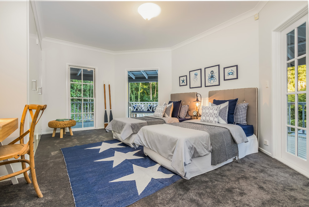 Mittelgroßes Maritimes Kinderzimmer mit Schlafplatz, weißer Wandfarbe, Teppichboden und grauem Boden in Brisbane