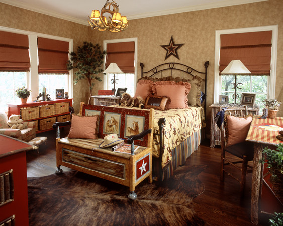 Mittelgroßes Rustikales Jungszimmer mit dunklem Holzboden, Schlafplatz und brauner Wandfarbe in Dallas