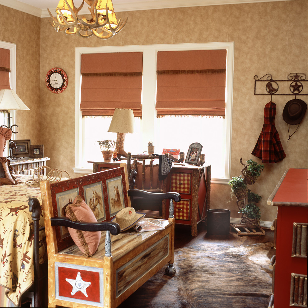 Ejemplo de dormitorio infantil de 4 a 10 años rural de tamaño medio con paredes beige y suelo de madera oscura