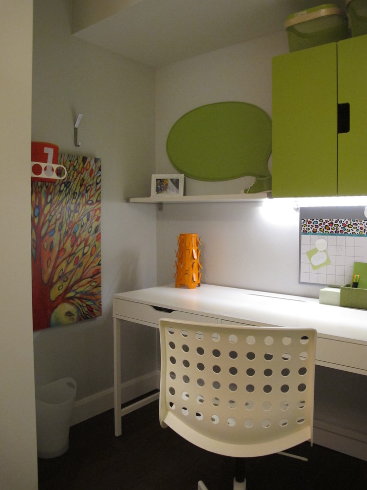 Small contemporary children’s room for girls in Montreal with dark hardwood flooring, grey walls and brown floors.