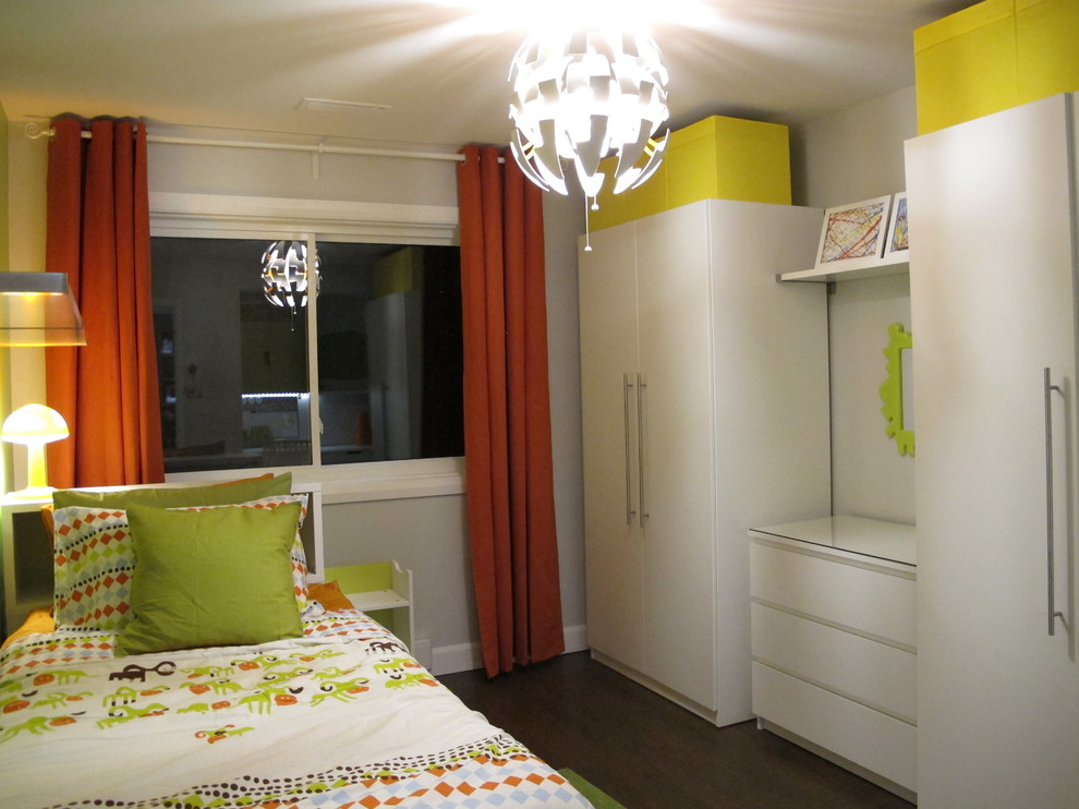 Exemple d'une petite chambre d'enfant de 4 à 10 ans tendance avec parquet foncé, un mur multicolore et un sol marron.