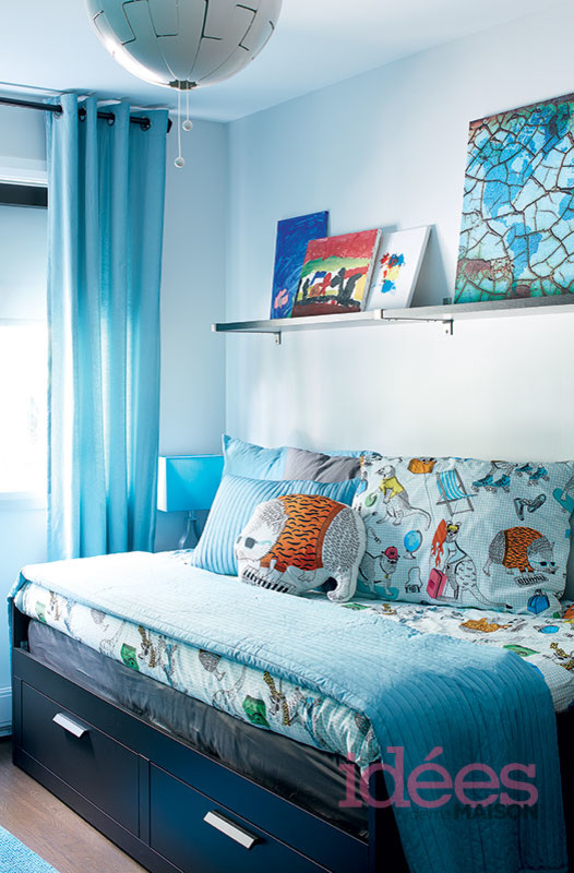 Esempio di una cameretta per bambini da 4 a 10 anni tropicale di medie dimensioni con pareti blu, parquet scuro e pavimento marrone