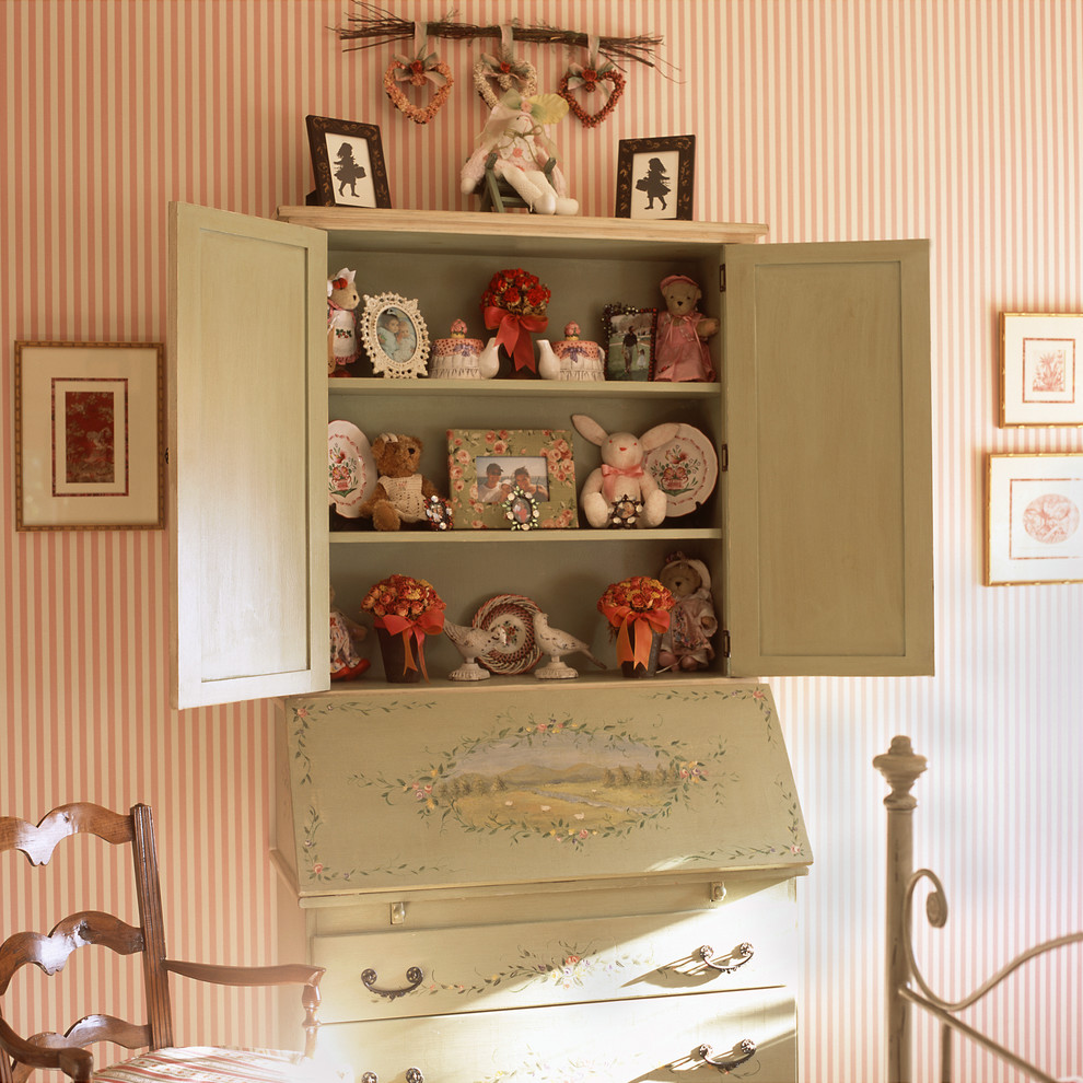 Modelo de dormitorio infantil de 4 a 10 años tradicional de tamaño medio con paredes rosas y suelo de madera en tonos medios