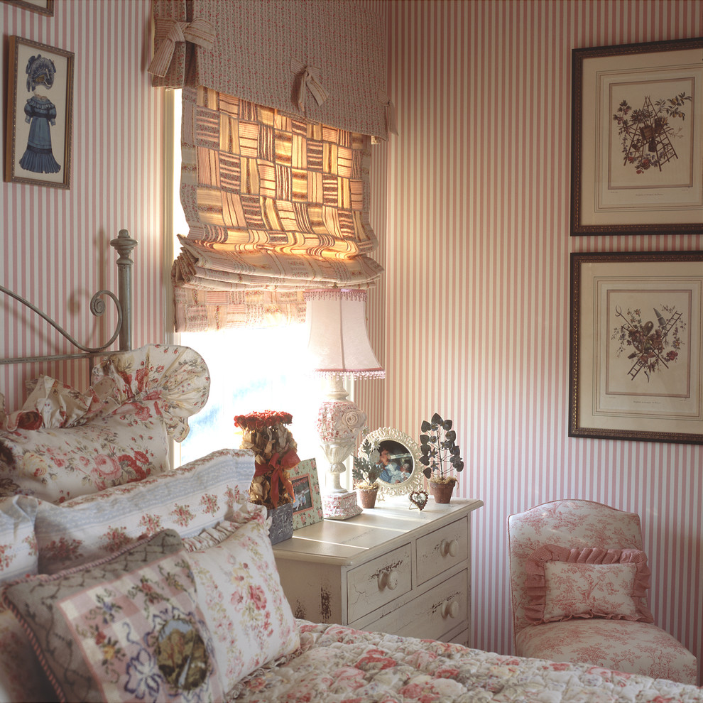Cette image montre une chambre d'enfant de 4 à 10 ans traditionnelle de taille moyenne avec un mur rose et un sol en bois brun.