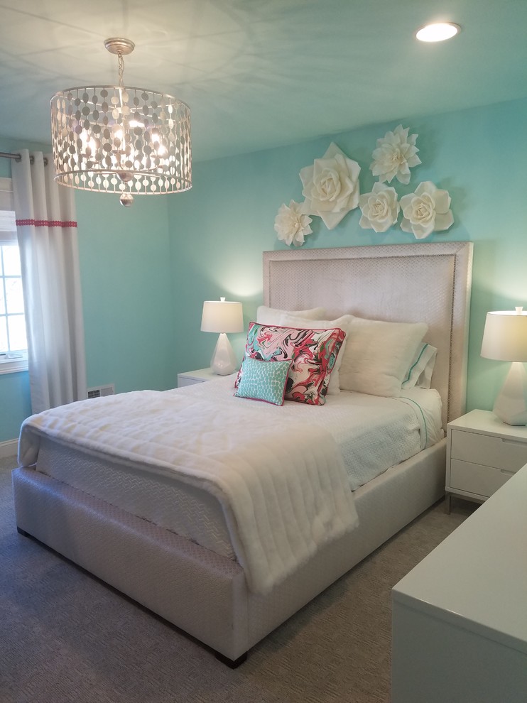 Modelo de dormitorio infantil bohemio de tamaño medio con paredes azules y moqueta