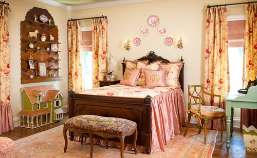 деревянная кровать из массива розовые и над изголовьем игрушки на стенах