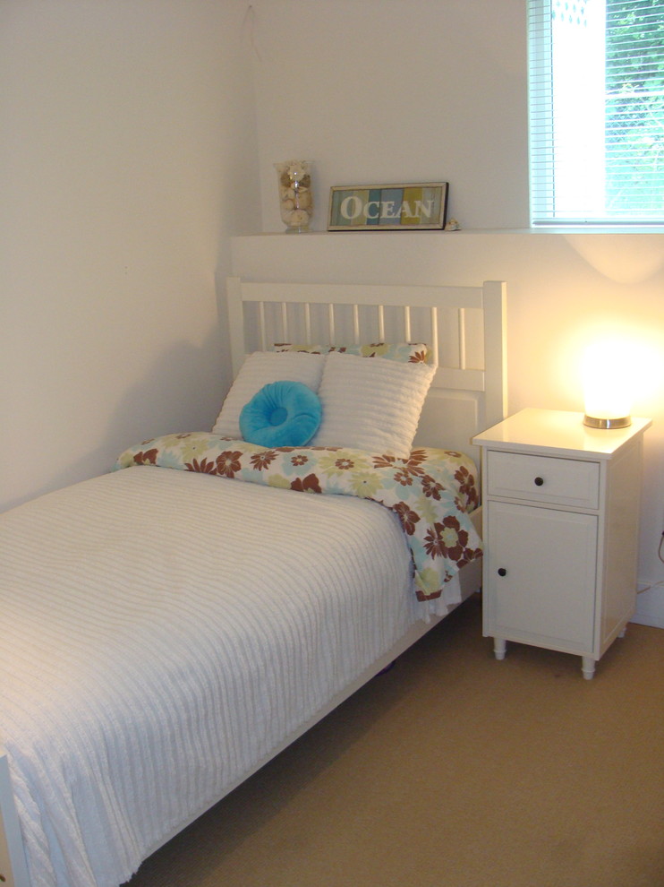 Idéer för ett eklektiskt barnrum kombinerat med sovrum, med vita väggar och heltäckningsmatta