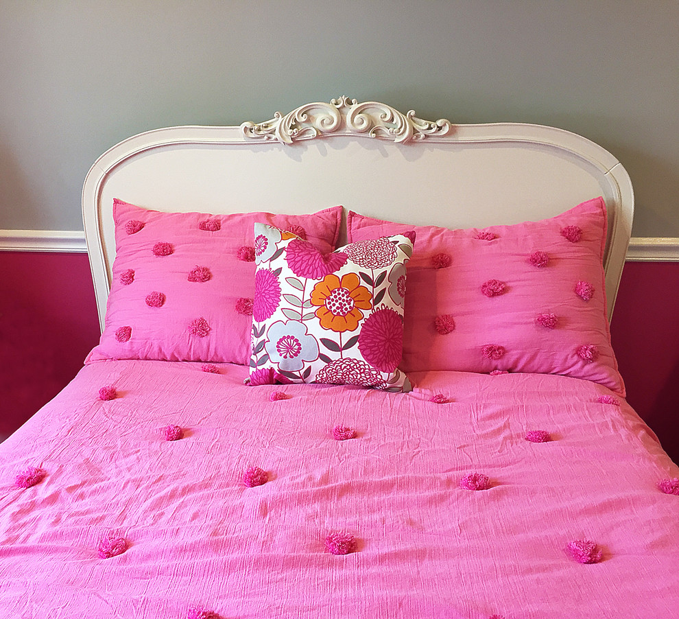 Immagine di una cameretta per bambini design di medie dimensioni con pareti rosa, moquette e pavimento blu