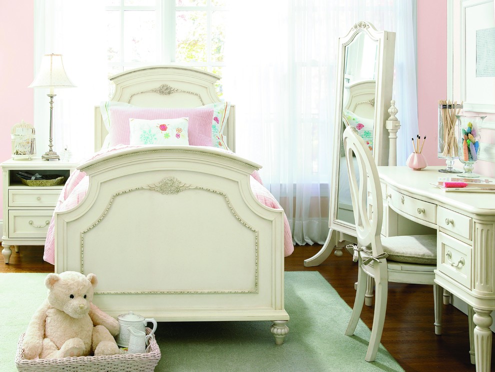 Foto di una cameretta per bambini da 4 a 10 anni eclettica con pareti rosa e pavimento in legno massello medio