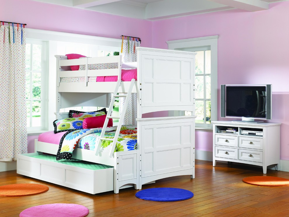 Foto di una cameretta per bambini da 4 a 10 anni chic con pareti rosa e parquet chiaro