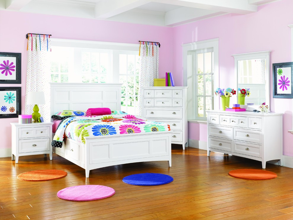 Klassisches Kinderzimmer mit Schlafplatz, rosa Wandfarbe und hellem Holzboden in Indianapolis