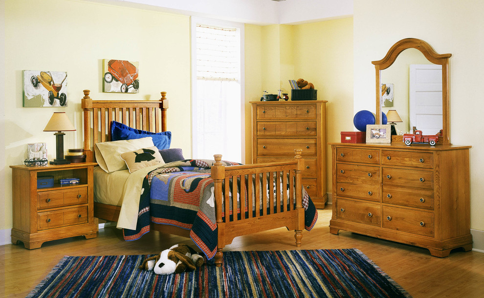 Modelo de habitación de niño de 4 a 10 años clásica renovada con paredes amarillas y suelo de madera en tonos medios