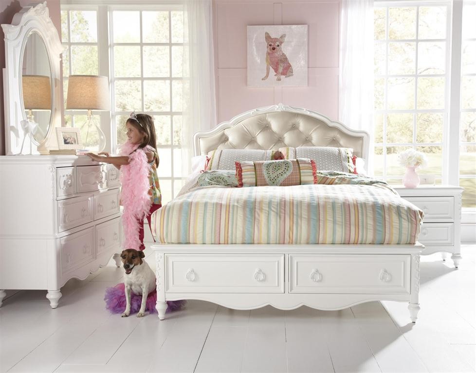 Cette image montre une chambre d'enfant victorienne avec un mur violet et un sol en carrelage de céramique.