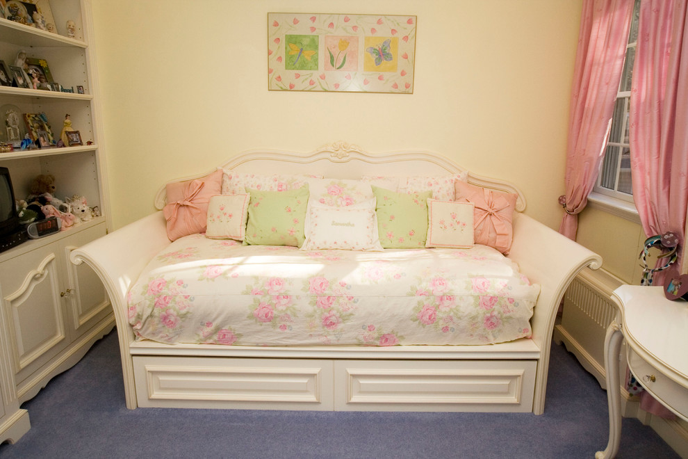 На фото: детская среднего размера в классическом стиле с спальным местом, бежевыми стенами и ковровым покрытием для подростка, девочки с