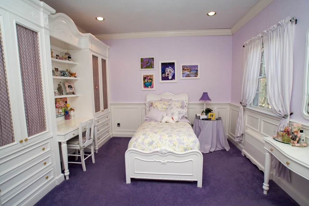 Inspiration pour une chambre d'enfant traditionnelle de taille moyenne avec un mur violet et moquette.