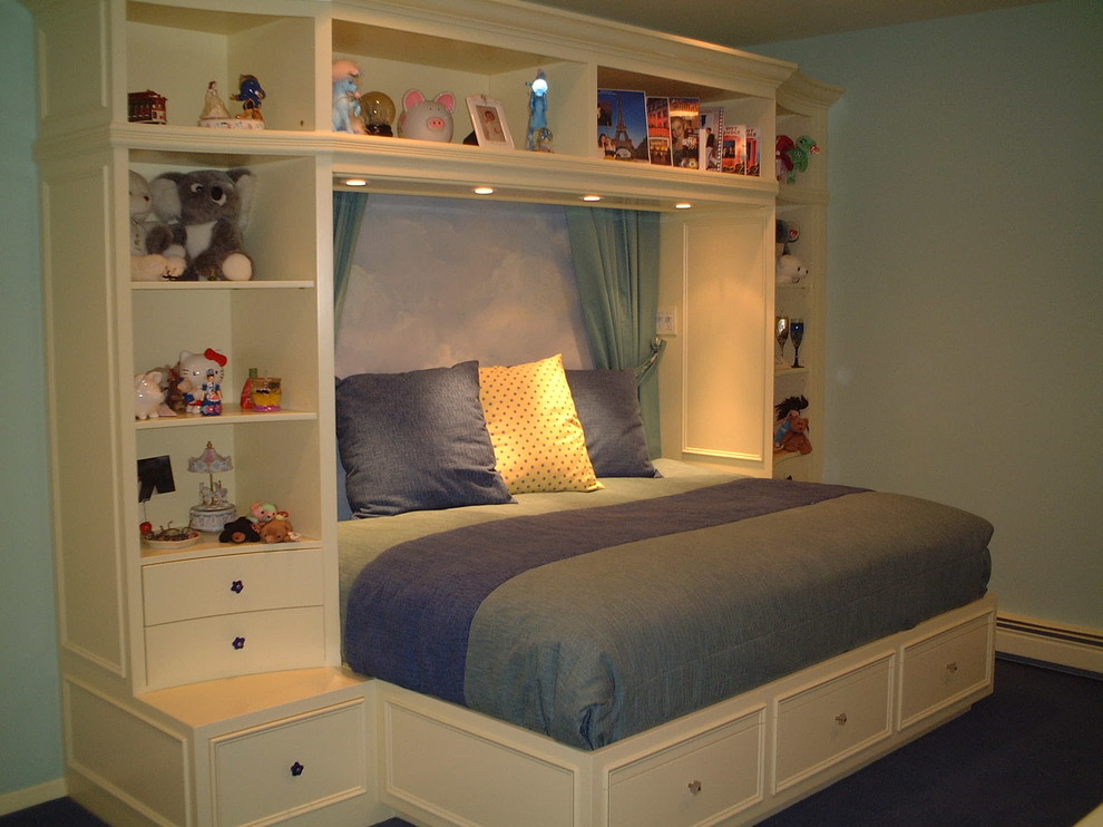На фото: большая нейтральная детская в стиле неоклассика (современная классика) с спальным местом, синими стенами и ковровым покрытием для подростка с