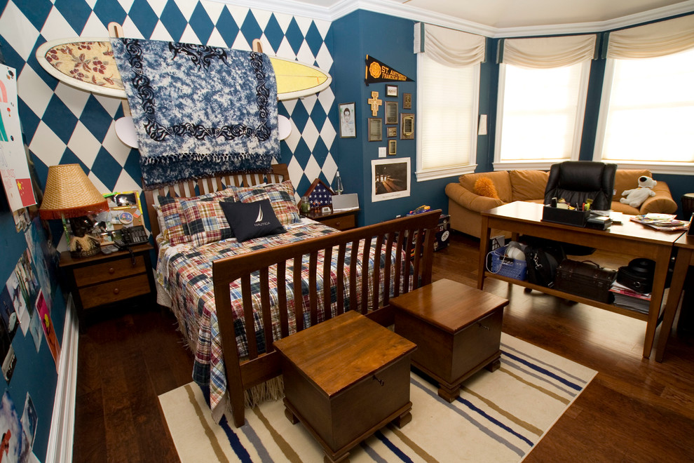 Idee per una grande cameretta per bambini tradizionale con pareti blu e parquet scuro