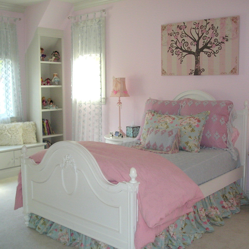 Esempio di una cameretta per bambini da 4 a 10 anni classica di medie dimensioni con pareti rosa e moquette