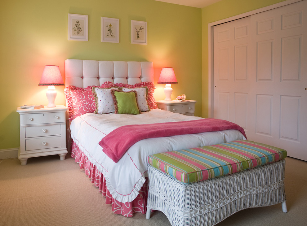 Стильный дизайн: детская среднего размера в классическом стиле с спальным местом, зелеными стенами и ковровым покрытием для ребенка от 4 до 10 лет, девочки - последний тренд