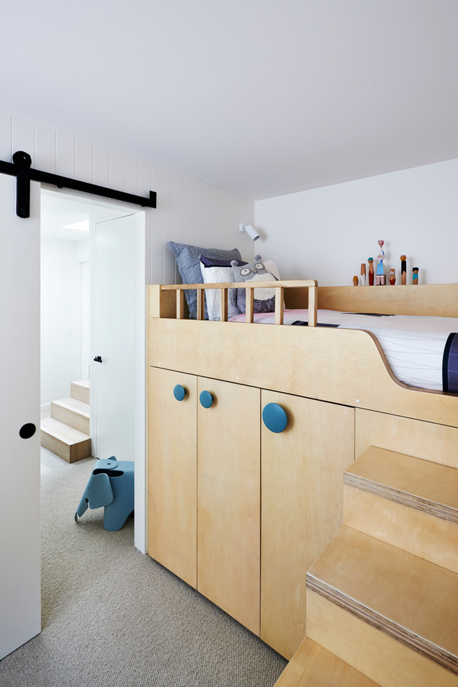 Neutrales Modernes Kinderzimmer mit Schlafplatz, beiger Wandfarbe und Teppichboden in Melbourne