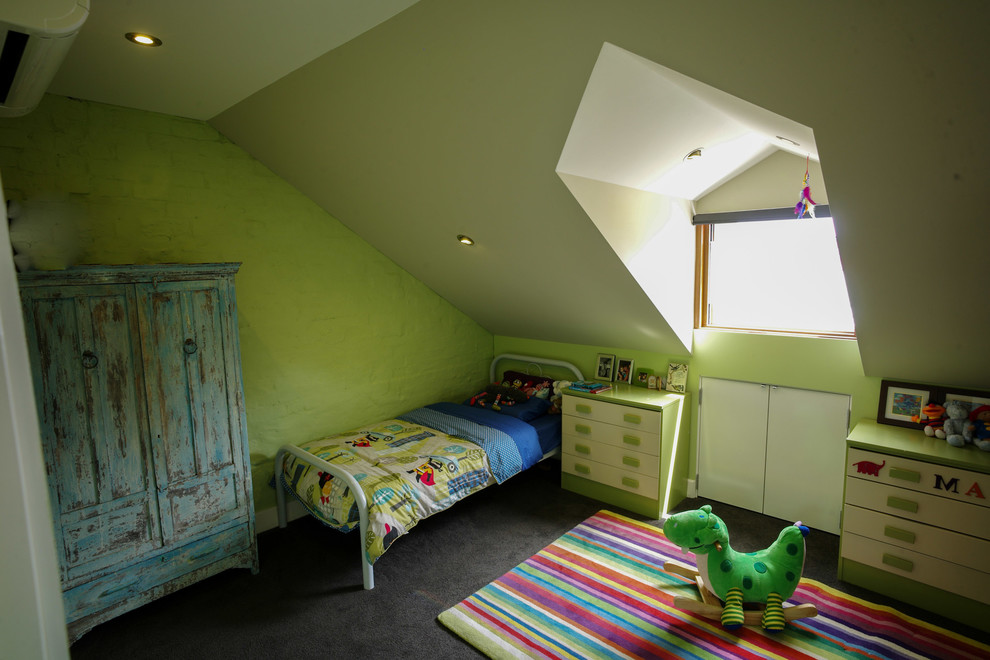 Foto di una piccola cameretta per bambini da 1 a 3 anni contemporanea con pareti verdi e moquette