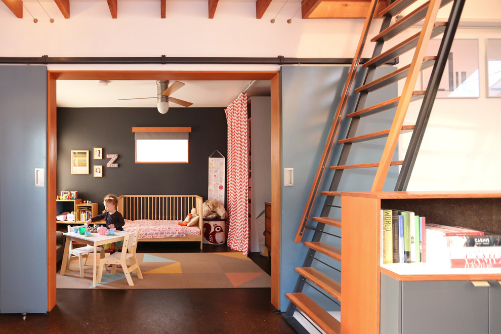 Mittelgroßes Modernes Mädchenzimmer mit Schlafplatz und schwarzer Wandfarbe in Seattle