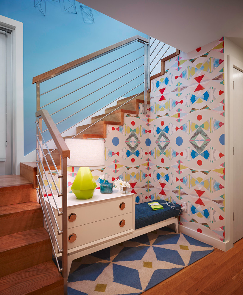 Modelo de habitación infantil unisex moderna pequeña con escritorio, paredes multicolor y suelo de madera clara