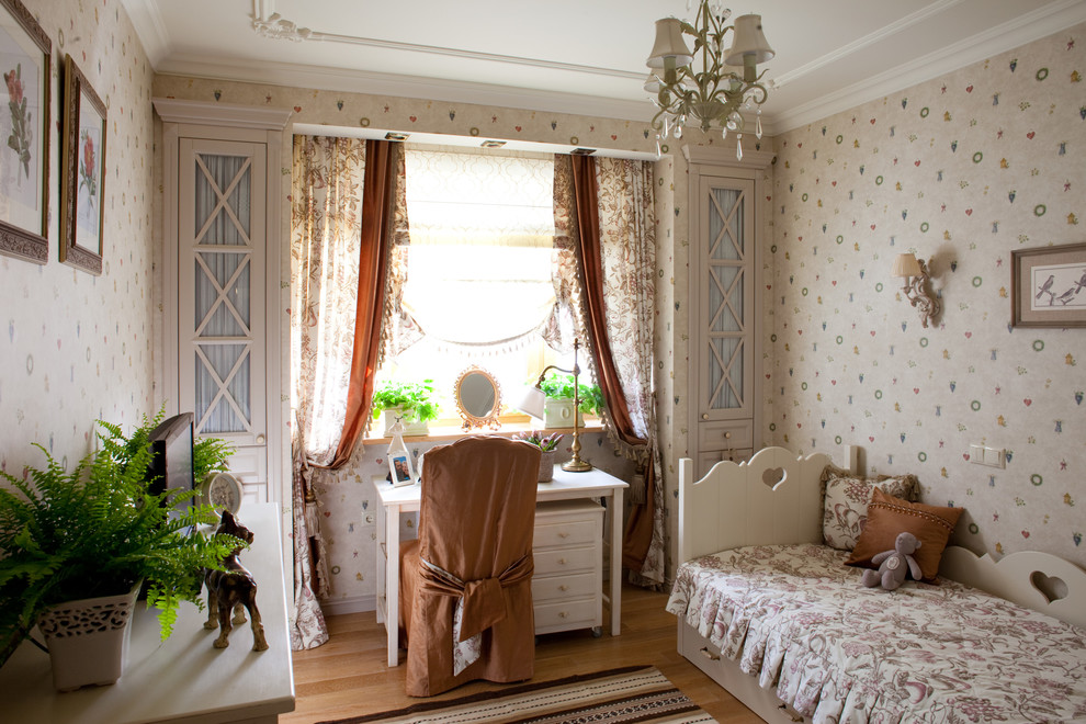 Klassisches Mädchenzimmer mit braunem Holzboden und bunten Wänden in Moskau